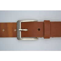 Deze 4cm brede cognac riem wordt speciaal voor u op maat gemaakt.