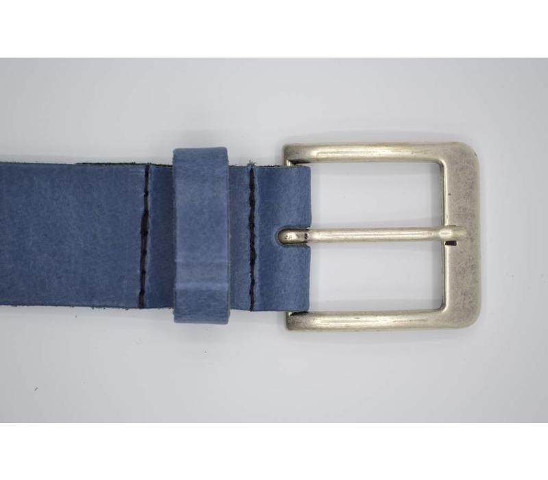 Deze 4cm brede blauwe riem wordt speciaal voor u op maat gemaakt.