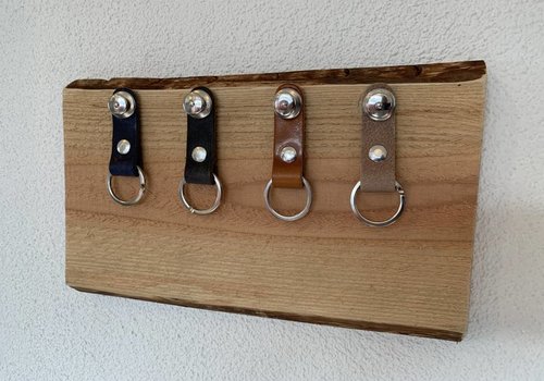 Scotts Bluf Sleutelplank inclusief 4 echt lederen sleutelhangers Scotts Bluf Sleutelplank inclusief 4 echt lederen sleutelhangers