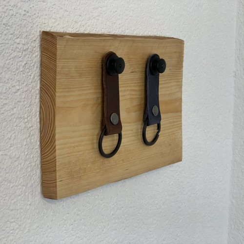 Sleutelplankje van douglas hout inclusief 2 moderne sleutelhangers van echt leer 