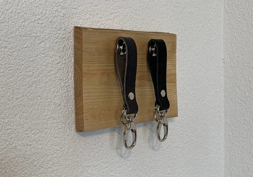 Scotts Bluf Sleutelplankjes van hout inclusief 2 moderne sleutelhangers van echt leer