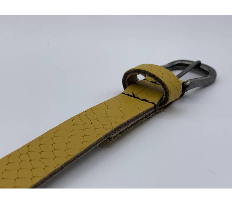 Moderne 2cm brede damesriem gemaakt van splitleer met slangenprint en gunmetal gesp
