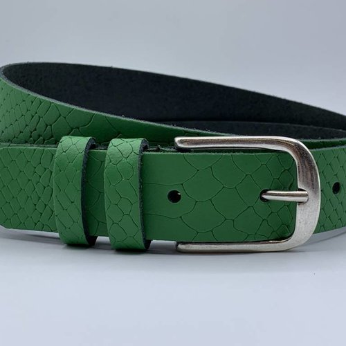 Trendy groene damesriem met slangenprint. 