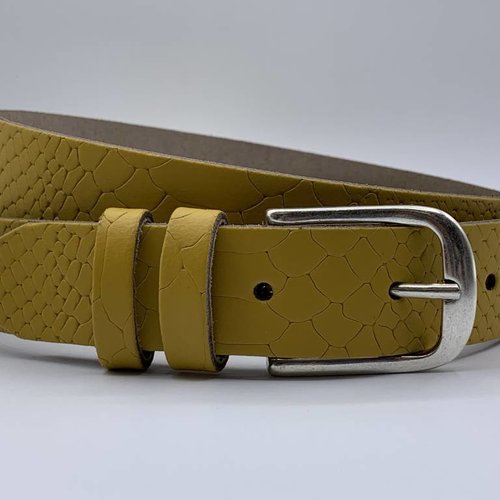 Trendy oker gele damesriem met slangenprint. 