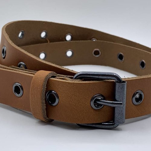 Cognac riem vol met zwarte ringen 
