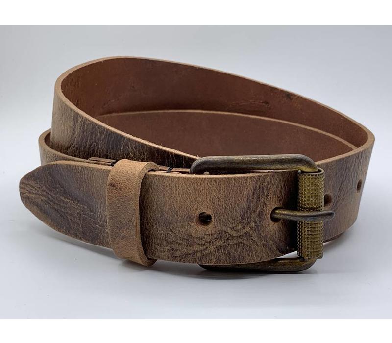 Stoere 4cm brede Cognac riem. Gekreukt leer en geroeste gesp