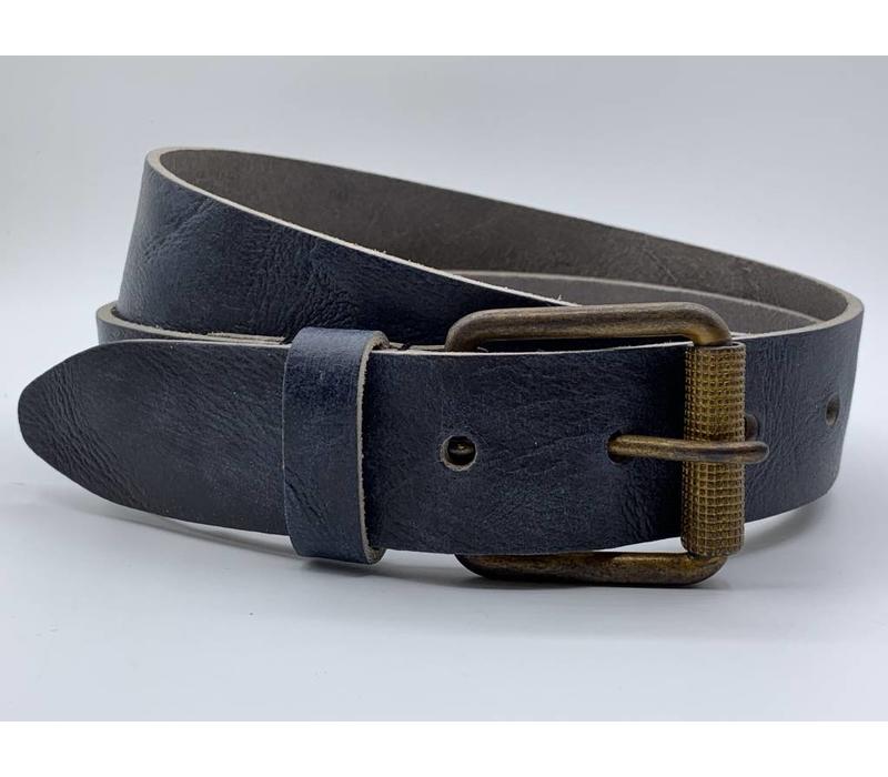 Stoere 4cm brede blauwe riem. Gekreukt leer en geroeste gesp