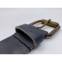 Stoere 4cm brede blauwe riem. Gekreukt leer en geroeste gesp