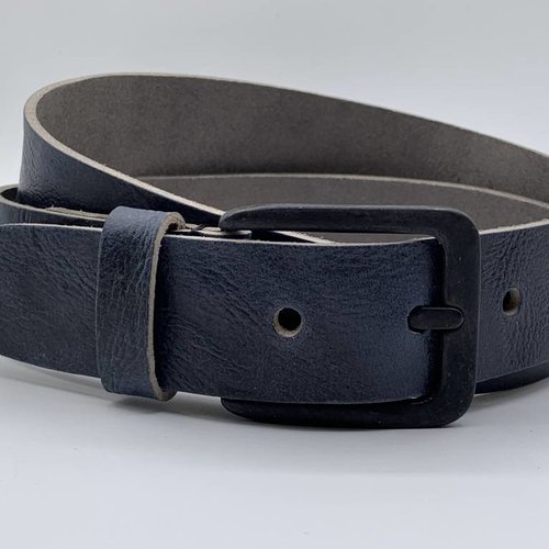 Stoere blauwe riem met gekreukt leer en mat zwarte gesp 