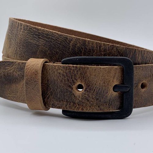 Stoere cognac riem met gekreukt leer en mat zwarte gesp. 