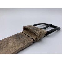 Stoere 4cm brede zand kleurige riem. Gekreukt leer en mat zwarte gesp.