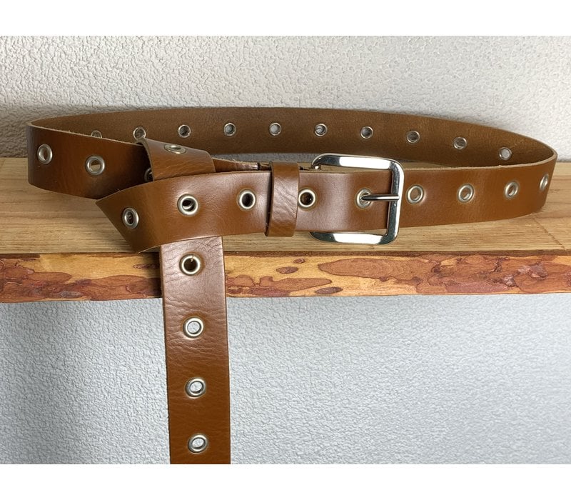 Trendy lange knoopriem. Uitgevoerd in cognac soepel echt leer met zilveren ringen en gesp. 135cm lang.