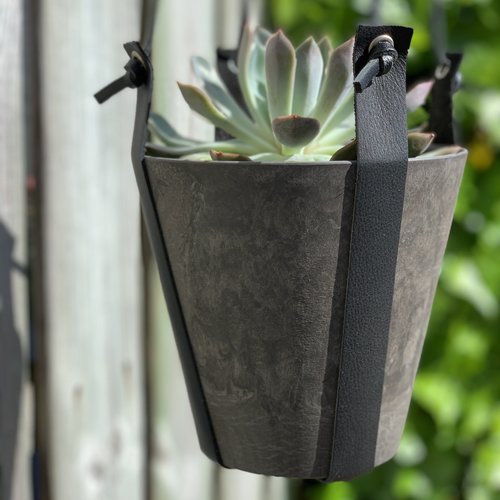 Grijze hangpot medium met echt lederen banden 