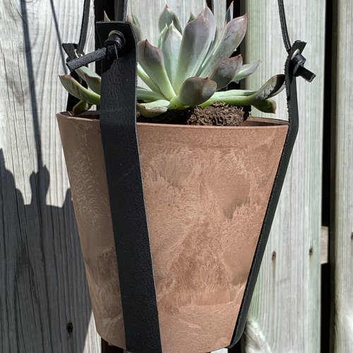 Terra kleurige hangpot medium met echt lederen banden. 