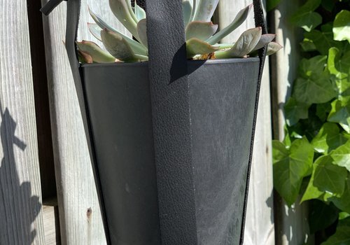 Scotts Bluf Grijze hangpot small met echt lederen banden. Scotts Bluf Grijze hangpot small met echt lederen banden.