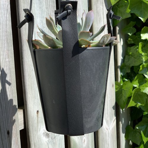 Grijze hangpot small met echt lederen banden. 