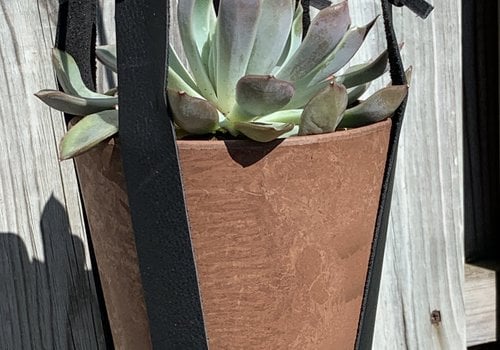 Scotts Bluf Terracotta kleurige hangpot small met echt lederen banden. Scotts Bluf Terracotta kleurige hangpot small met echt lederen banden.