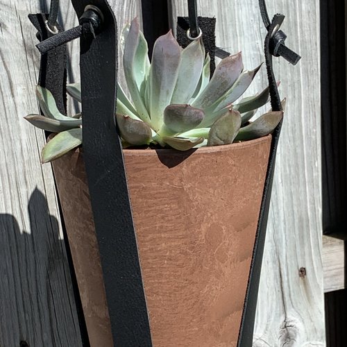 Terracotta kleurige hangpot small met echt lederen banden. 