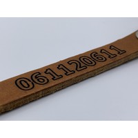 Cognac sleutelhanger met zilver kleurige ring en eigen telefoonnummer of korte tekst.