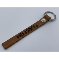 Cognac sleutelhanger met zilver kleurige ring en eigen telefoonnummer of korte tekst.