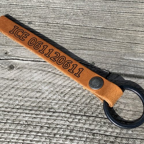 Sleutelhanger met nummer verkrijgbaar in 6 kleuren 