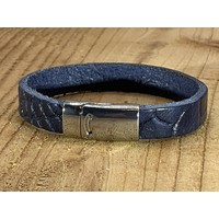 Blauwe armband met magneetsluiting en krokodillen print.