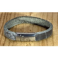 Grijze armband met magneetsluiting en krokodillen print.