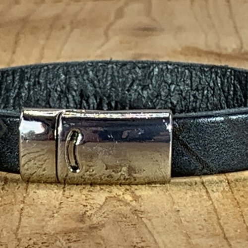 Zwarte armband vintage gelaserd met brick print. 