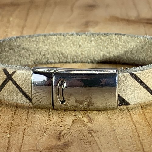Ecru armband vintage gelaserd met brick print. 