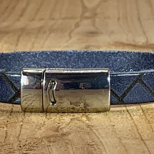 Blauwe armband vintage gelaserd met brick print. 