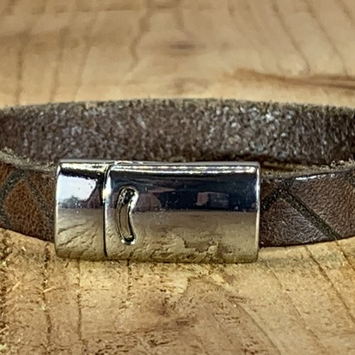 Bruine armband vintage gelaserd met brick print. 