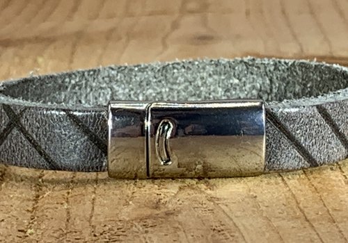 Scotts Bluf Grijze armband vintage gelaserd met brick print. Scotts Bluf Grijze armband vintage gelaserd met brick print.