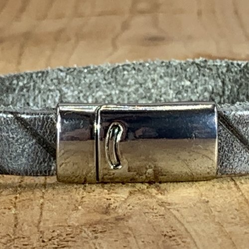 Grijze armband vintage gelaserd met brick print. 