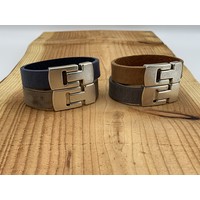 Grijze armband gemaakt van vintage grijs leer en oud zilveren magneetsluiting.