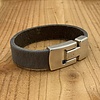 Scotts Bluf Grijze armband gemaakt van vintage grijs leer en oud zilveren magneetsluiting.