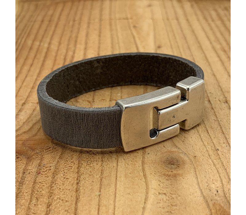 Grijze armband gemaakt van vintage grijs leer en oud zilveren magneetsluiting.