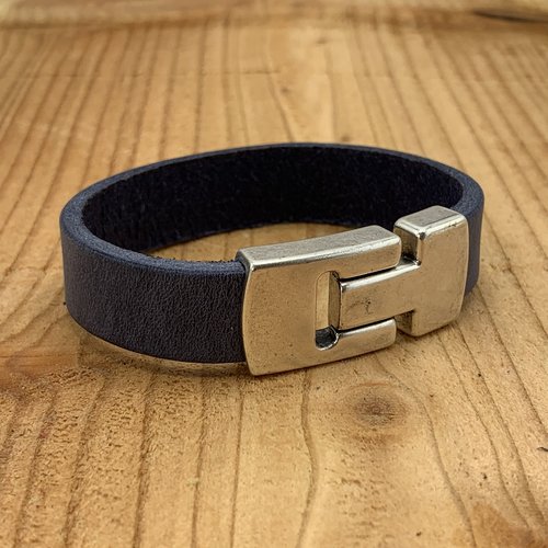 Blauwe echt leren heren armband met gave magneetsluiting. 