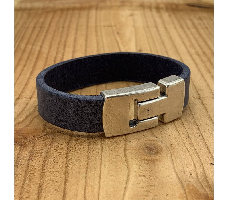 Blauwe armband gemaakt van vintage blauw leer en oud zilveren magneetsluiting.