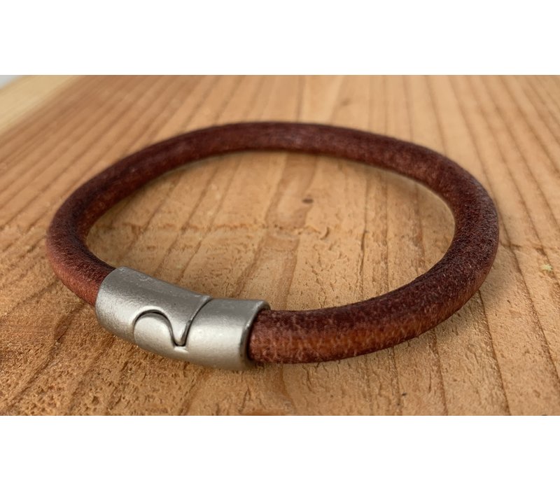 Zwarte armband met oud zilveren sluiting en rond zwart leer.