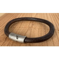 Bruine armband met oud zilveren sluiting en rond bruin leer.