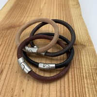 Naturel armband met oud zilveren sluiting en rond bruin leer.