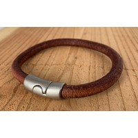 Naturel armband met oud zilveren sluiting en rond bruin leer.