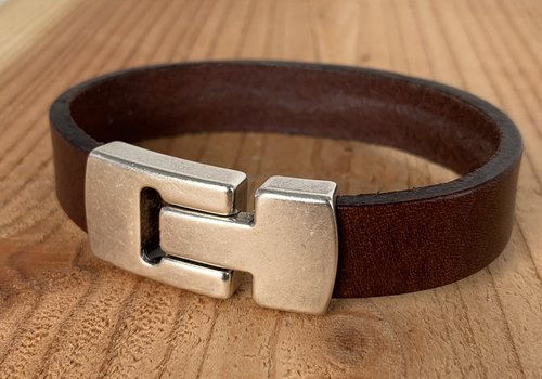 Scotts Bluf Bruine armband met wax randen voor een perfecte afwerking. Scotts Bluf Bruine armband met wax randen voor een perfecte afwerking.