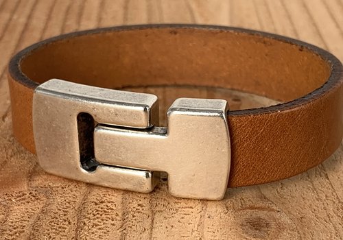 Scotts Bluf Cognac armband met wax randen voor een perfecte afwerking. Scotts Bluf Cognac armband met wax randen voor een perfecte afwerking.