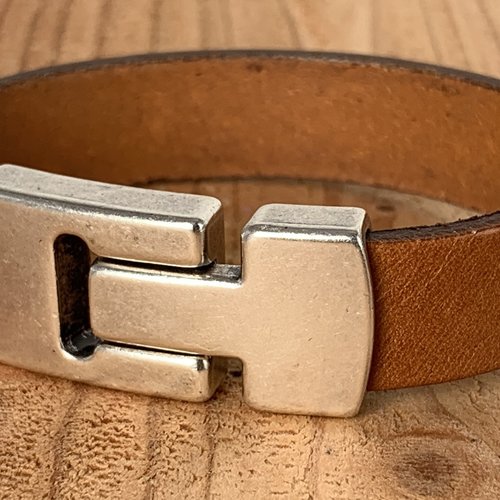 Cognac armband met wax randen voor een perfecte afwerking. 