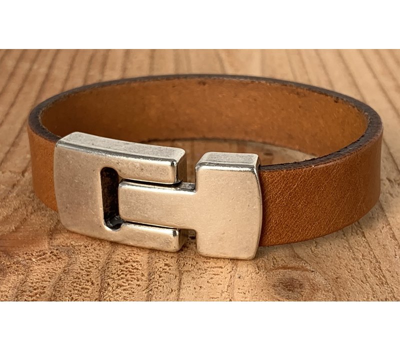 Cognac Scotts Bluf armband waarbij bij deze armband extra veel zorg is besteed aan de afwerking. Wax randen en een hoogwaardige sluiting met magneet.