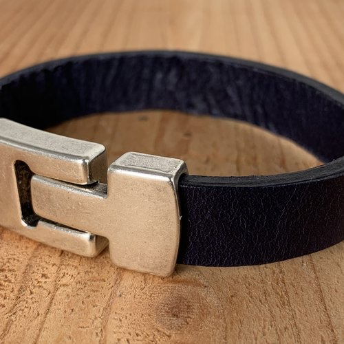 Blauwe armband met wax randen voor een perfecte afwerking. 