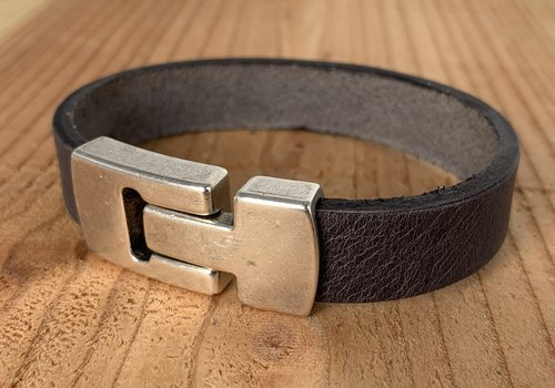 Scotts Bluf Grijze armband met wax randen voor een perfecte afwerking. Scotts Bluf Grijze armband met wax randen voor een perfecte afwerking.