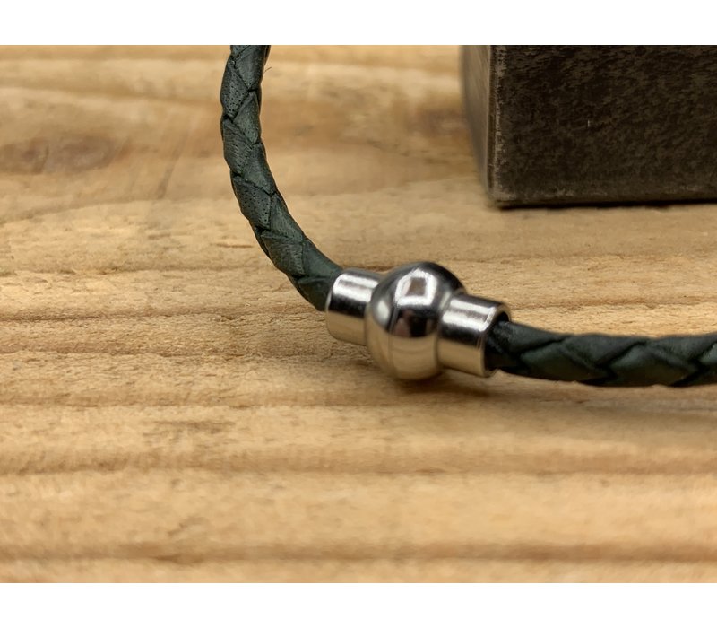 Smalle groene armband van fijn gevlochten leer met zilveren magneet sluiting.