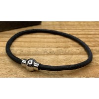 Smalle zwarte armband van 3mm dik rondleer en zilveren magneet sluiting